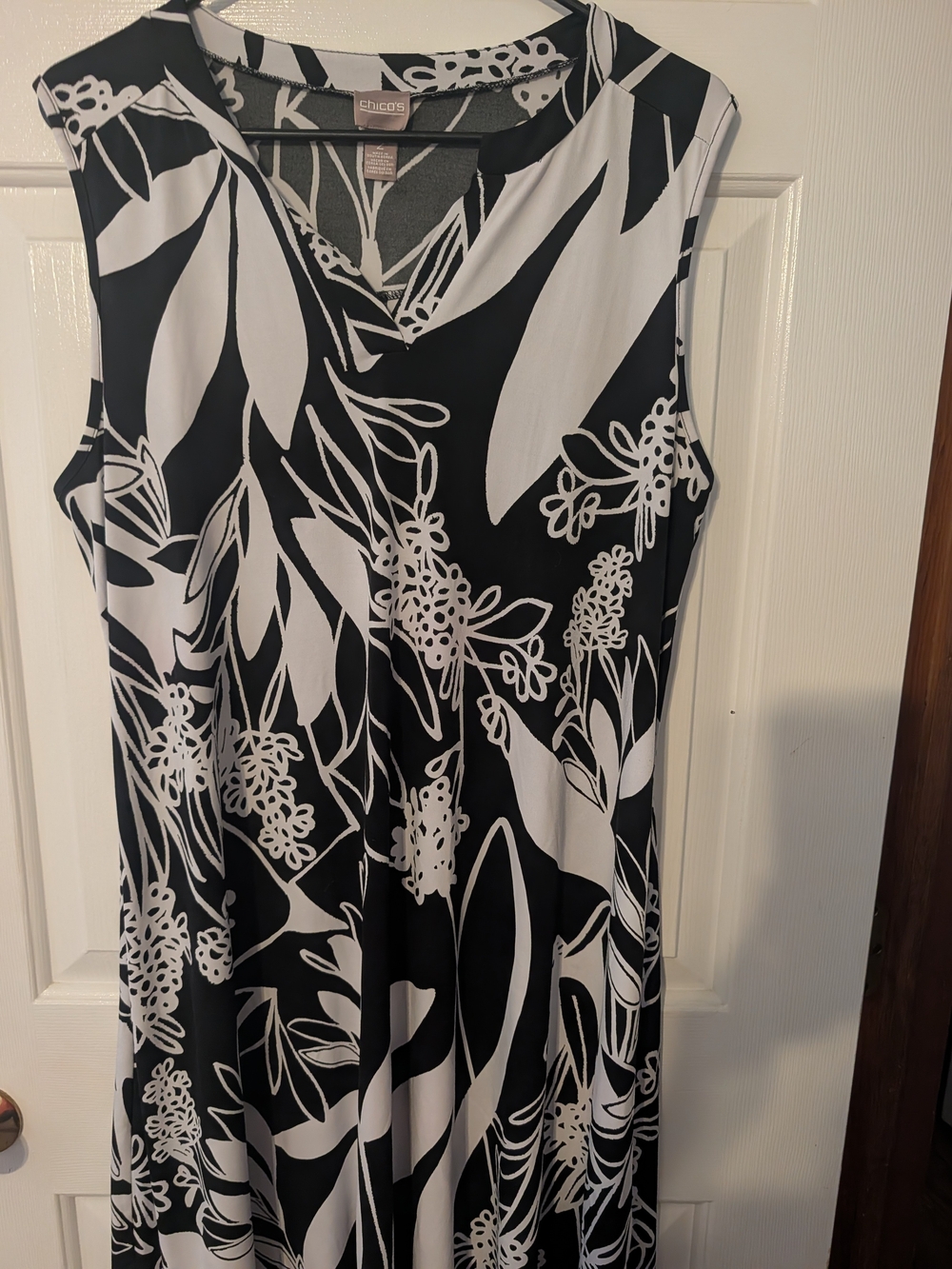 Chico's Black & White Floral Sleeveless V-Neck Top